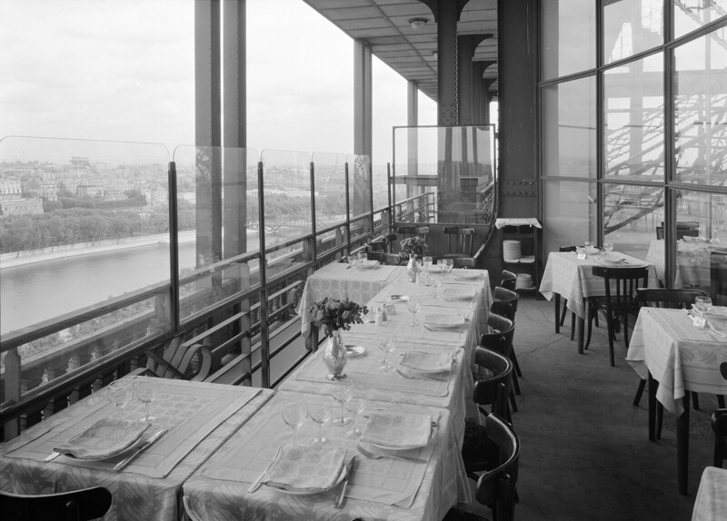 Эйфелева башня. Терраса ресторана на втором этаже с видом на Сену. 1950 год