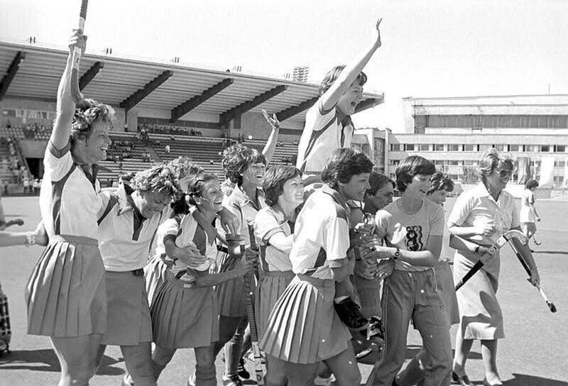 Женская национальная сборная Зимбабве по хоккею на траве празднует победу (4: 0) над женской сборной Польши по хоккею на траве (Польская Народная Республика), Малая арена Динамо, столица Москва, Советский Союз, 31 июля 1980 года