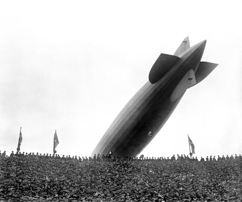 LZ 127 Graf Zeppelin низко курсирует над стадионом Уэмбли во время первой половины финала Кубка Англии 1930 года между «Арсеналом» и «Хаддерсфилдом»