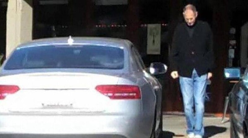 Стив Джобс ездил только на автомобилях марки Mercedes-Benz SL 55 AMG, причём без номерных знаков
