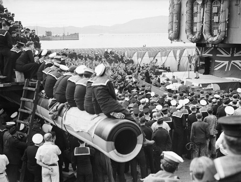 Фронтовой концерт на британском линкоре; 1943 год