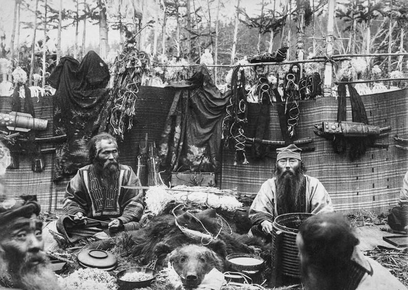 Коренные жители Сахалина-Айны, на медвежьем празднике 1905 год