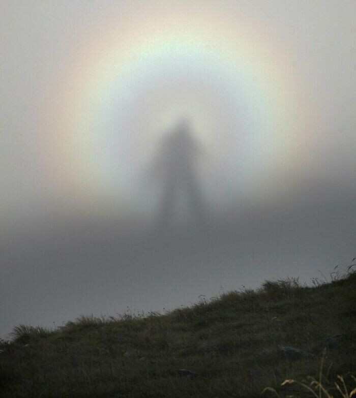 1. Редкое оптическое явление, "Брокенский призрак", возникает, когда человек стоит на большой высоте в горах и видит свою тень, отброшенную на облако на более низкой высоте