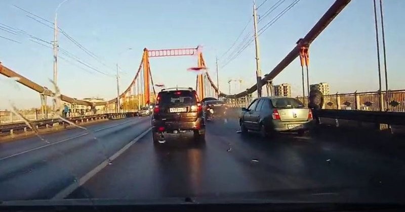Вот почему не стоит стоять на мостах: водитель въехал в остановившийся автомобиль