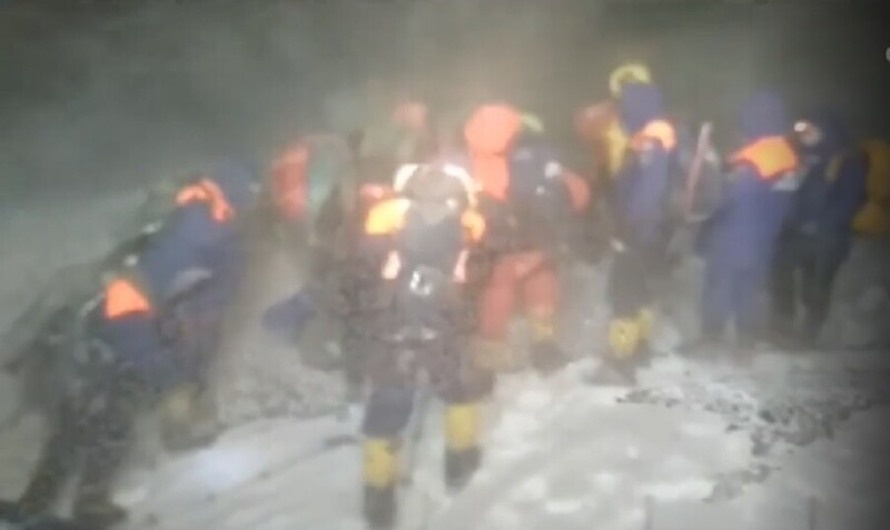 Гиды погибших на Эльбрусе туристов пропустили аварийное убежище в 50 метрах