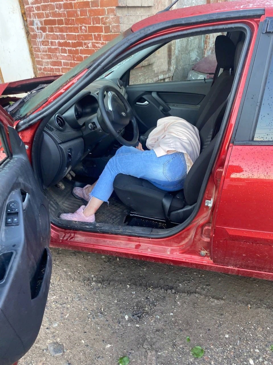Девушки разбили. Уснула в машине Пермь. Девушка уснула в машине. Девушка разбила свою машину.