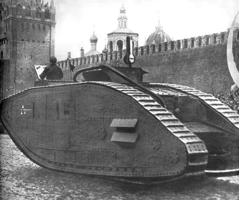Британский танк Mark V, захваченный под Архангельском, на Красной площади. 1919 год