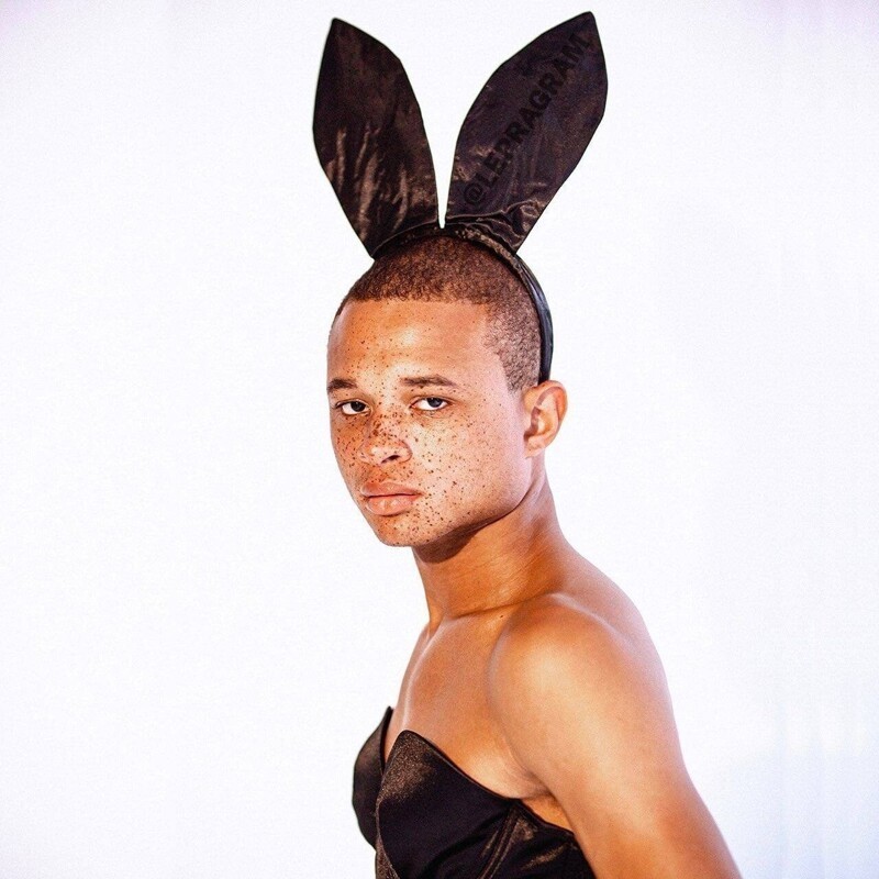 "Хефнер в гробу перевернулся!": читатели Playboy раскритиковали обложку с мужчиной в костюме зайца