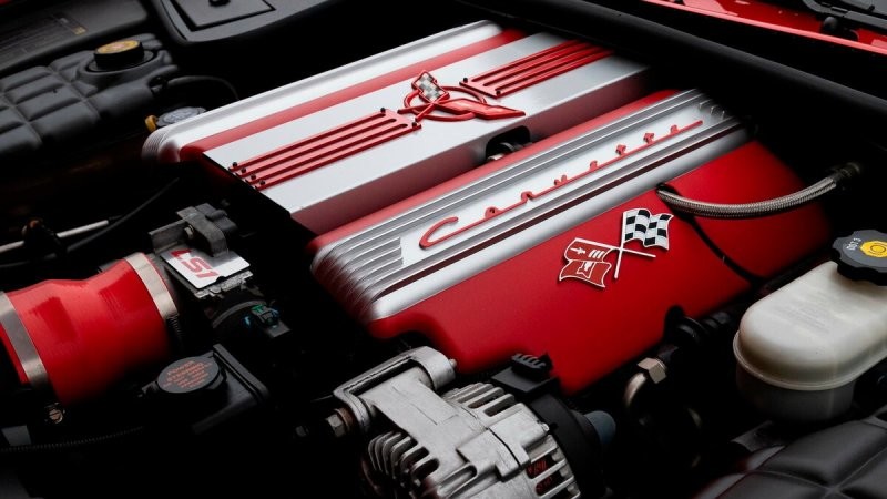 На Corvette C5, выпускавшийся с 1997 по 2004 год устанавливался V8 объемом 5,7 литра мощностью в зависимости от версии до 405 лошадей (Z06)