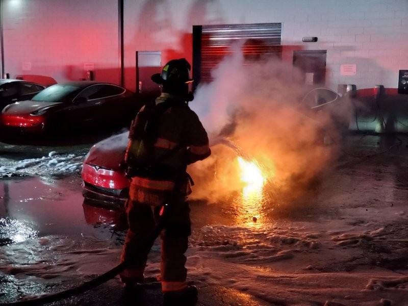 Электрокар Tesla Model S сгорел прямо на парковке сервисного центра