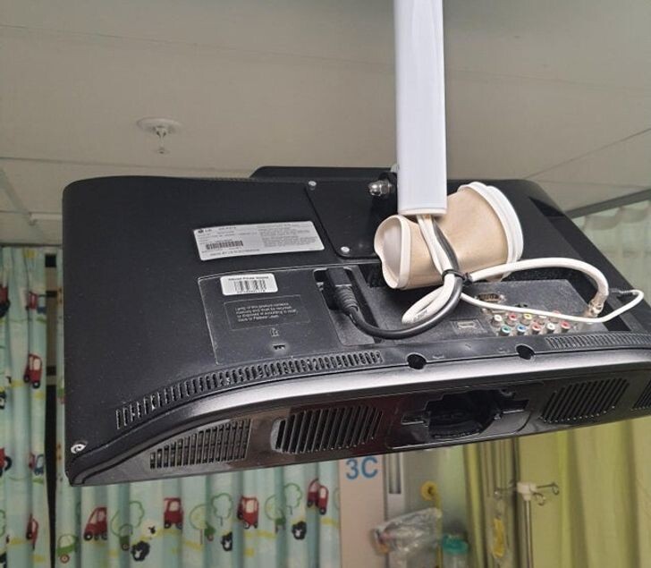 "Так мы в госпитале ставим телевизор под нужным углом для лежачих больных"
