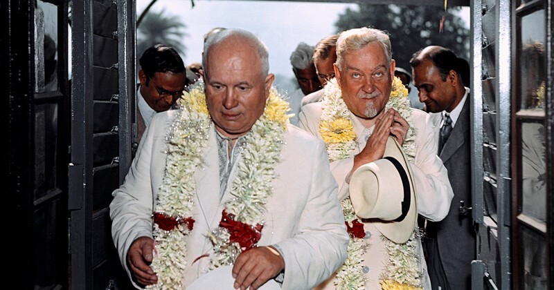 Никита Хрущёв и Николай Булганин в Индии, 1955 год