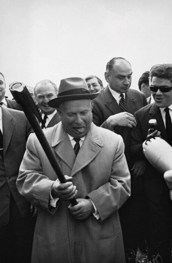 Никита Хрущёв с топором во время визита во Францию, 1960 год