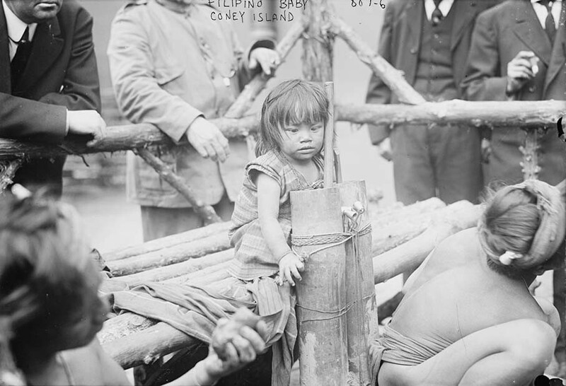 Маленькая девочка из Филиппин, которую показывали в зоопарке Кони-Айленд вместе с животными. Её поместили среди обезьян и ящериц. Её связали веревками, а желающие посетители бросали в нее арахис. 1914 год