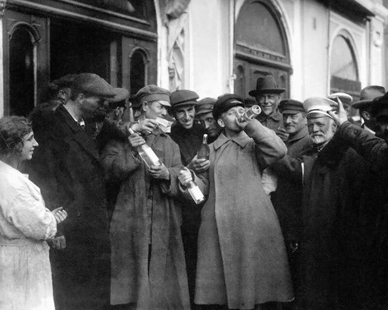 Жители Петрограда радуются отмене "сухого закона" 1923 год