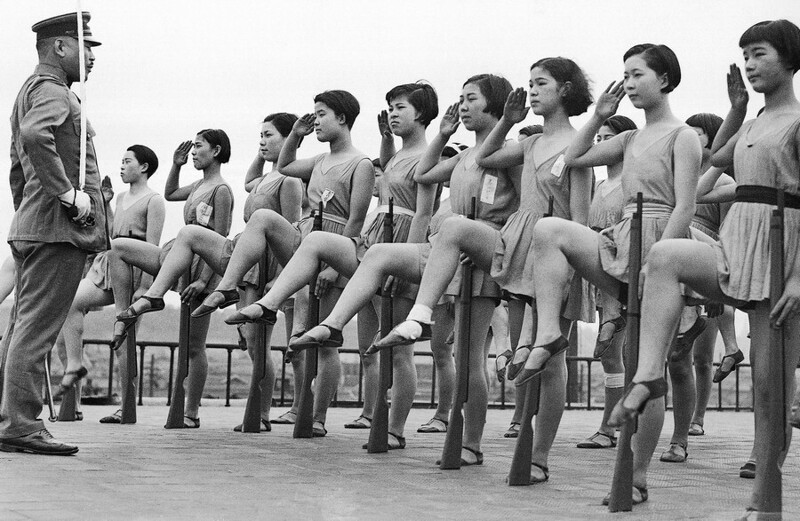 Хористки на военной подготовке. Япония, 1930-е годы