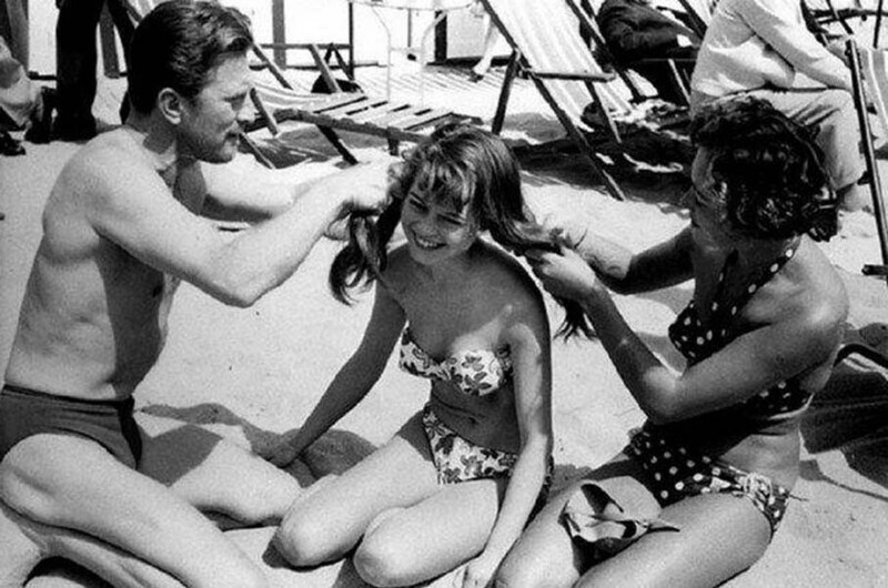 Кирк Дуглас заплетает косички юной Брижит Бардо, 1953 год