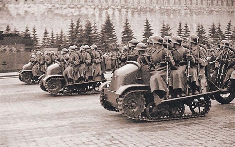 Военный парад на Красной площади. Тягачи "Пионер" обр. 1935г. Москва, СССР, 1939 год