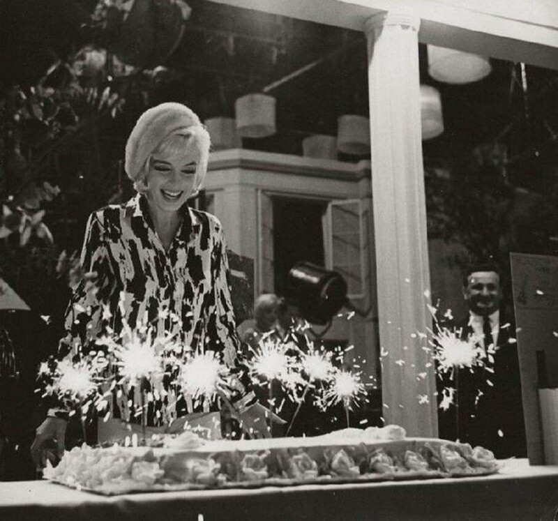 Это последний день рождения Мэрилин, а также был последний день и на съемочной площадке фильма «Что-то должно случиться», 1 июня 1962 год
