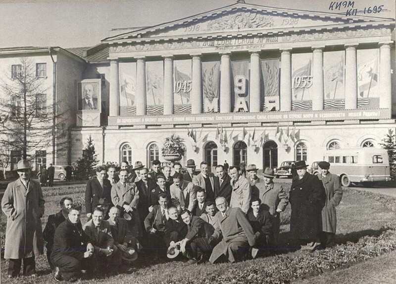 Советские и американские ветераны Второй мировой войны на фоне Центрального Дома Красной Армии. Москва, СССР. 9 мая 1955 год