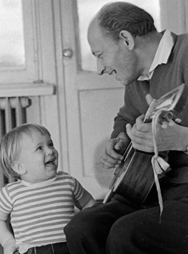 Евгений Евстигнеев с сыном Денисом, начало 1960-х