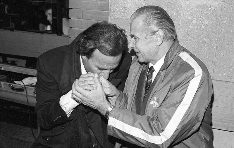 Экс-вратарь мадридского "Реала" Хулио Иглесиас целует руки Льву Яшину 1989 год