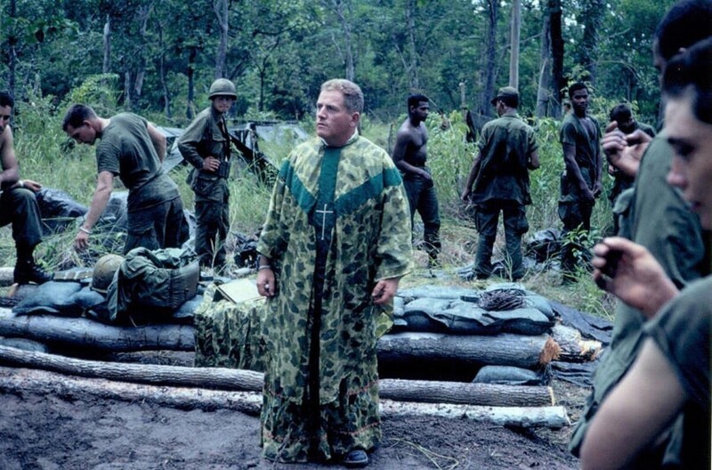 Американский капеллан в камуфлированной рясе во Вьетнаме, 1968 год