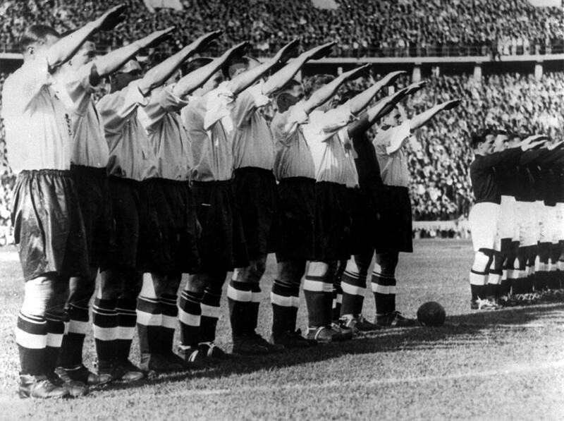 Британские футболисты приветствуют нацистов как проявление гостеприимства в товарищеском футбольном матче. Берлин, 14 мая 1938 года