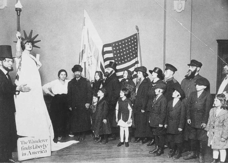Голди Мабовиц Мейерсон - позже известная как Голда Меир, премьер-министр Израиля, играет леди Либерти в американском театрализованном представлении, Милуоки, Висконсин, 18 мая 1919 год