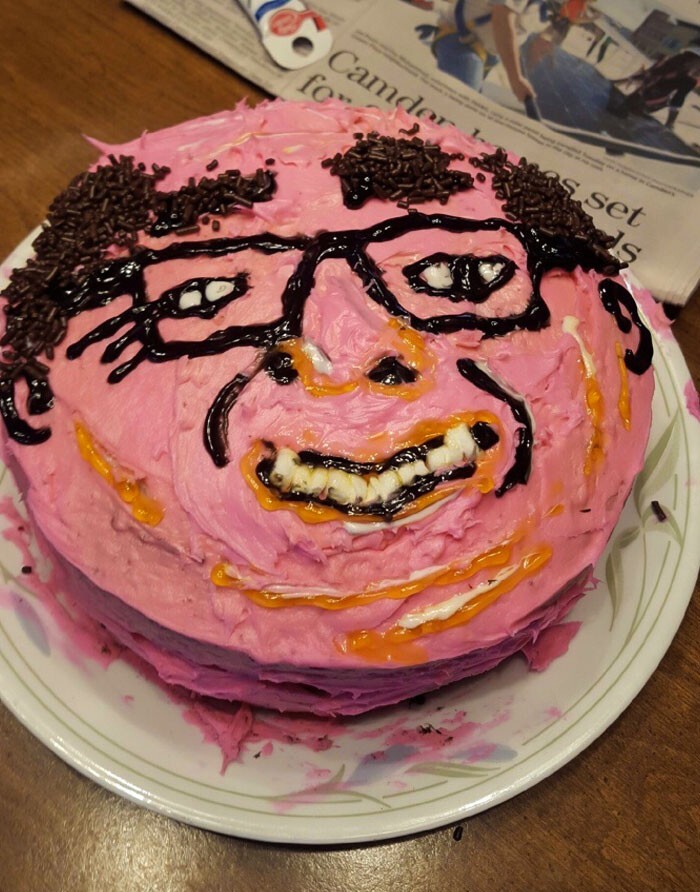 "Моя подруга испекла для приятеля торт с портретом Дэнни де Вито. Ну, не очень удачным портретом"