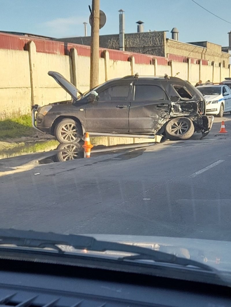 В Брянске водитель кроссовера зацепил обочину и влетел во встречный автомобиль