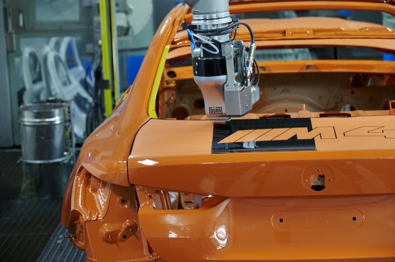 Новый робот от BMW для нанесения краски работает, как струйный принтер и предлагает «безграничные» возможности