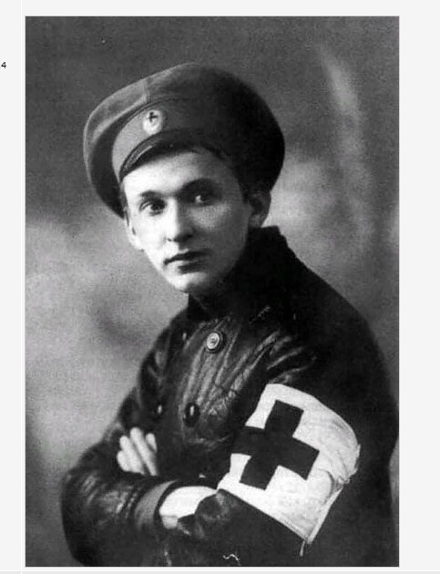 Певец Александр Вертинский добровольцем отправился санитаром на фронт во время Первой мировой войны.