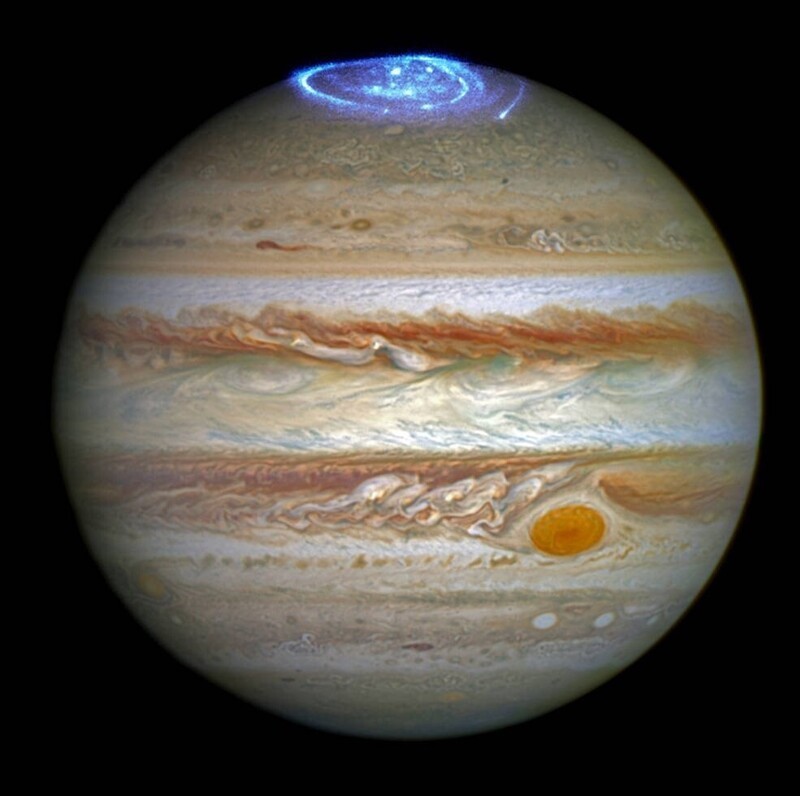 На полюсах Юпитера не прекращается полярное сияние