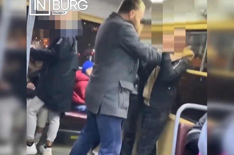 В Екатеринбурге мужчине не понравились галдящие подростки, и после нотации он выбросил их из трамвая