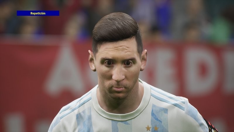 Лионель Месси выглядит так как будто смотрит на свое изображение в eFootball 2022