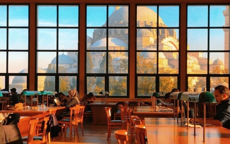 Вид из библиотеки Стамбульского университета выглядит так, словно он сделан с помощью компьютерной графики