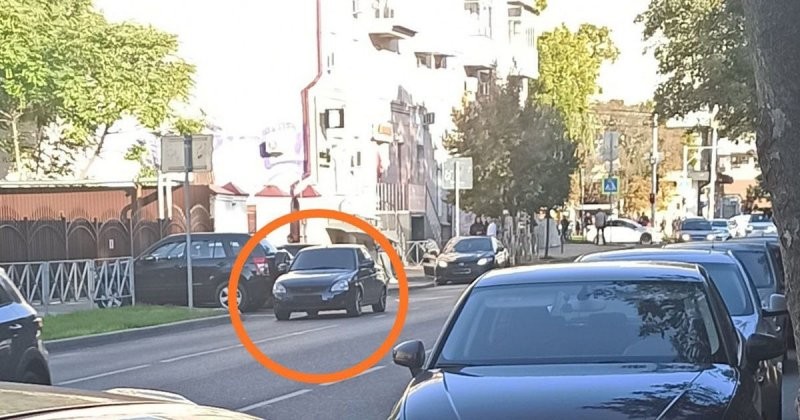 В Краснодаре девушка припарковала машину на проезжей части, сняла номера и ушла по своим делам