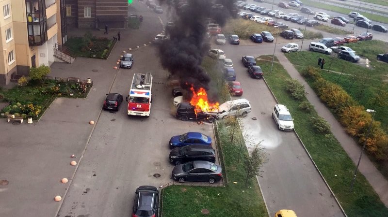 Огненное ДТП на парковке: водитель перепутал газ с тормозом