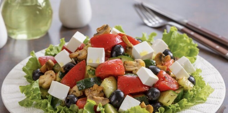 Греческий салат с шампиньонами