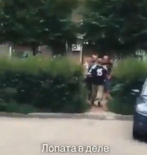 "Еще раз крикнешь!": десантник из Питера отоварил лопатой скандировавших "Слава Украине"