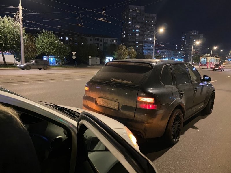 В Красноярске водитель «Кайенна» решил самоутвердиться за счет женщины и спровоцировал столкновение