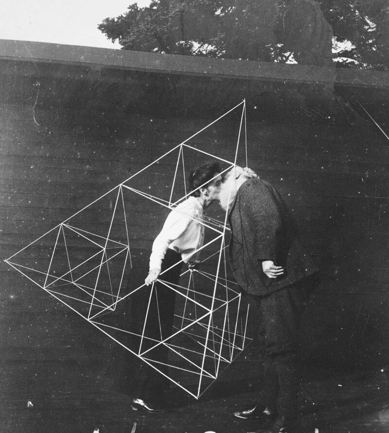 Александр Грэм Белл целует жену Мейбл Хаббард Гардинер Белл внутри тетраэдрической структуры, 1903 г.