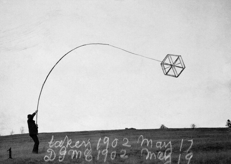 Воздушный змей из шести треугольных ячеек в полете. 1902 г.