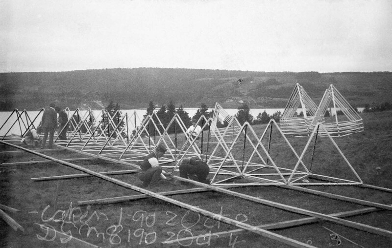 Помощники строят массивный тетраэдрический воздушный змей. 1902 г.