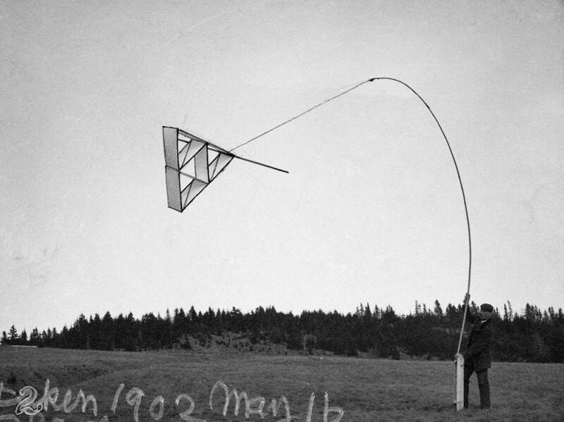 Воздушный змей из четырех треугольных ячеек в полете, 1902 г.