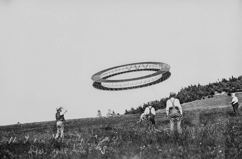 Александр Грэм Белл (справа) и его помощники наблюдают за полетом круглого тетраэдрического воздушного змея. 1908 г.
