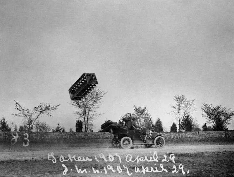 Тетраэдрический воздушный змей запускается с кузова автомобиля, 1907 г.