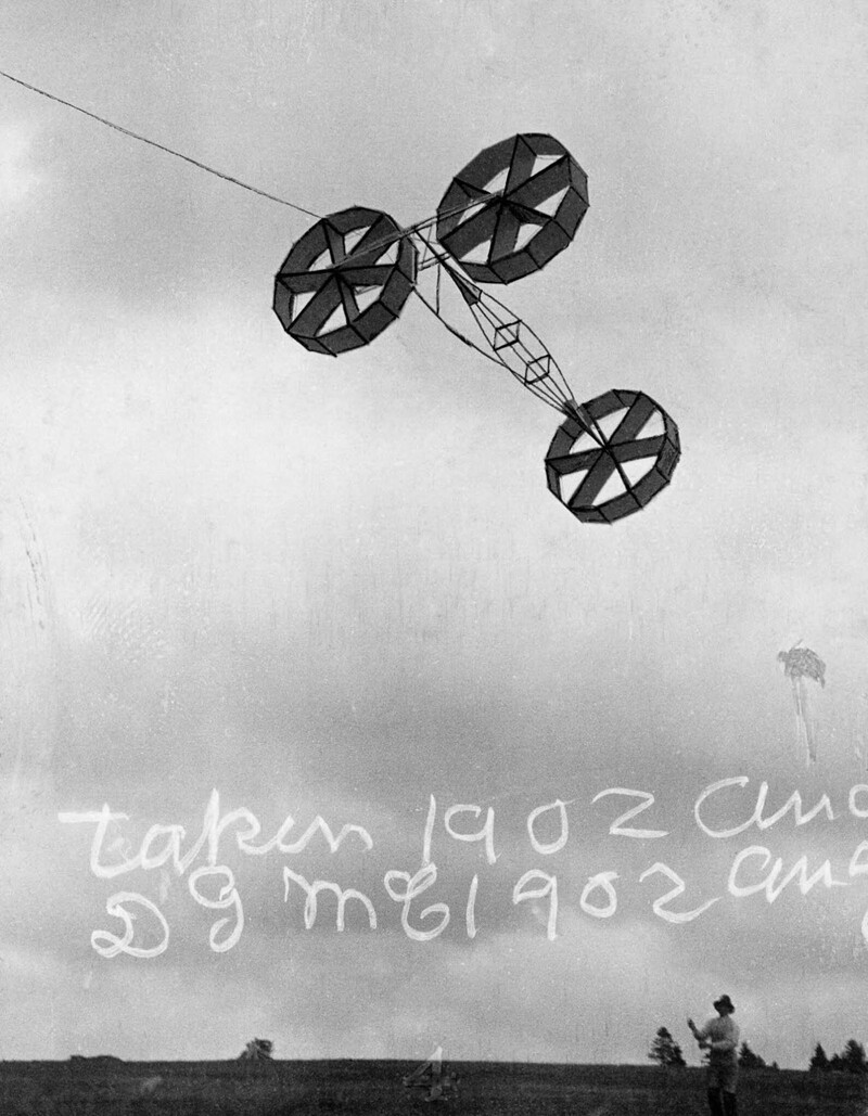 Воздушный змей из трех шестиячеечных колес в полете. 1902 г.