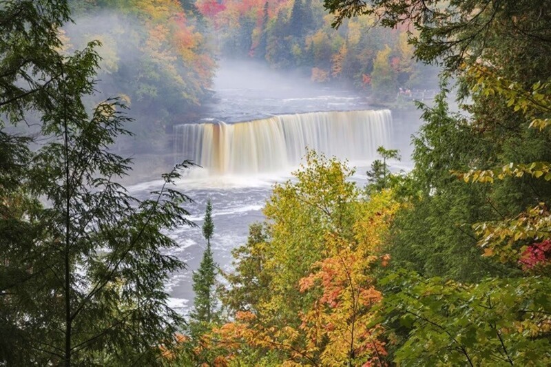 Водопад Upper Falls в парке штата Такваменон-Фолс, Мичиган, сфотографированный 2 октября 2021 г.  